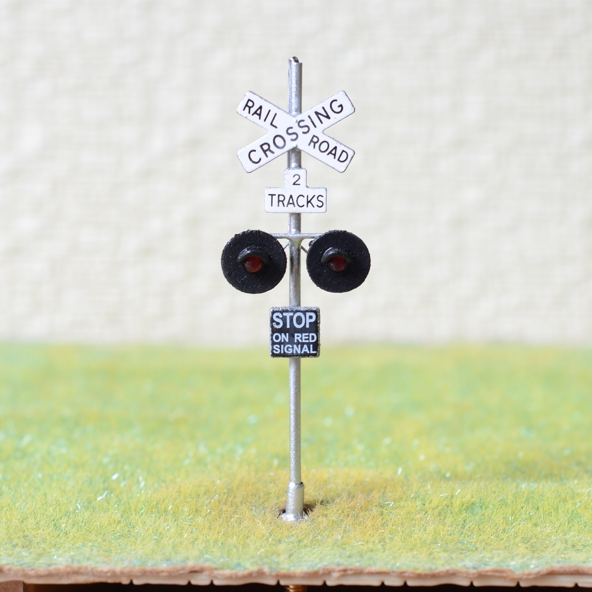 2 x OO scale railroad crossing signals 2 heads + Circuit board flasher #SL2TX 